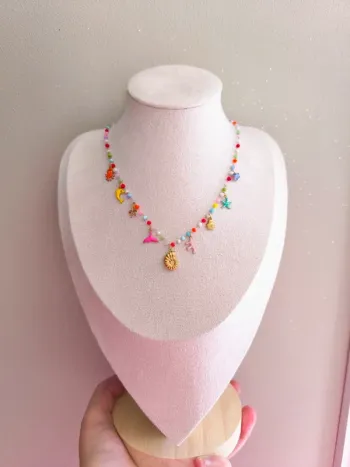 Collier doré et multicolore avec perles de cristal et breloques de la mer