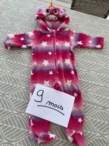 Beau pyjama grenouillère  en très bon état 9 mois