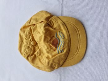 Casquette 49 Kiabi Jaune moutarde inscription Enjoy the beach Sun little surfer