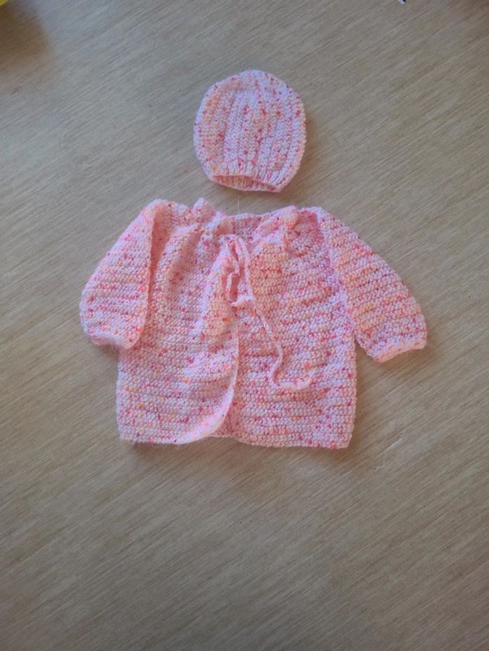 Gilet et son bonnet rose tricoté main - photo numéro 2