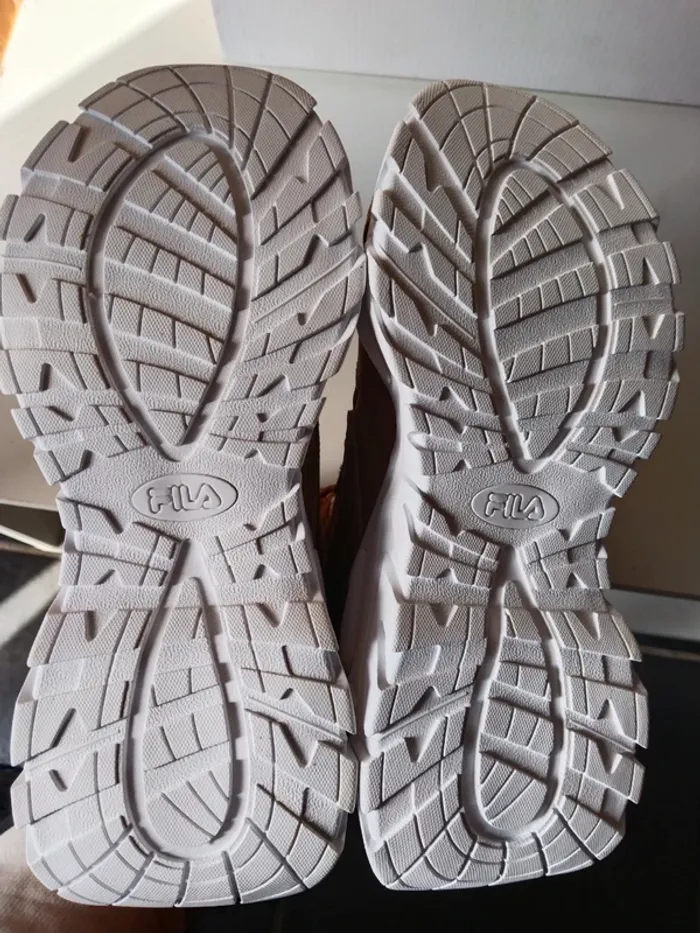 Jolie paire de baskets sneakers femme marque Fila pointure 38 - photo numéro 7