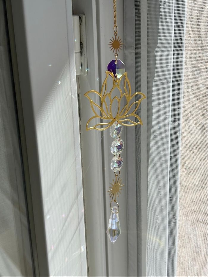 Attrape-soleil lotus doré – Éclat & Harmonie