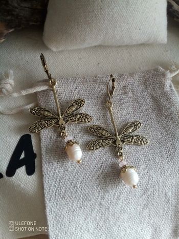 Boucles d'oreilles bohèmes libellules et perles de culture d'eau douce et quartz rose