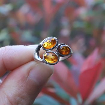 Bague en argent ornée de trois lumineux cabochons d'ambre d'imitation