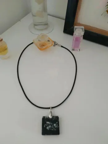 Collier pendentif noir