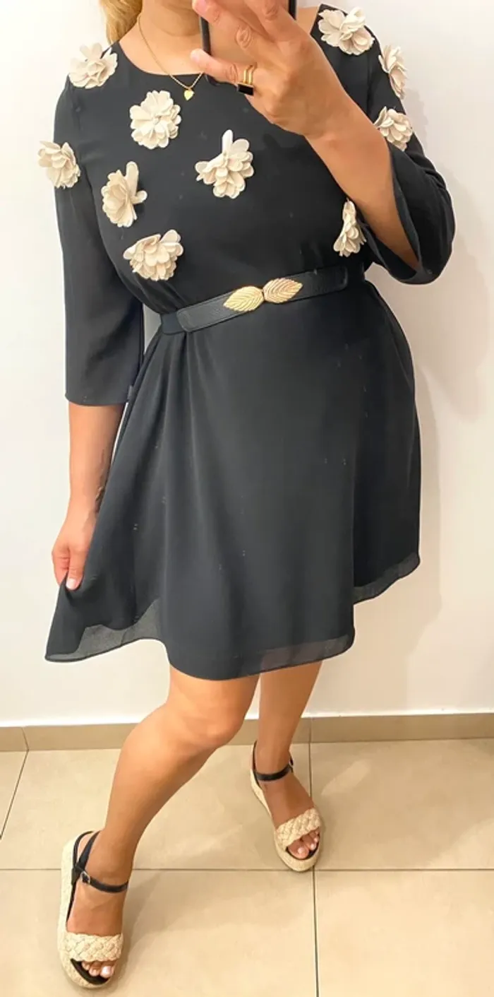 Superbe Robe Noire Chic Avec Fleurs - photo numéro 2