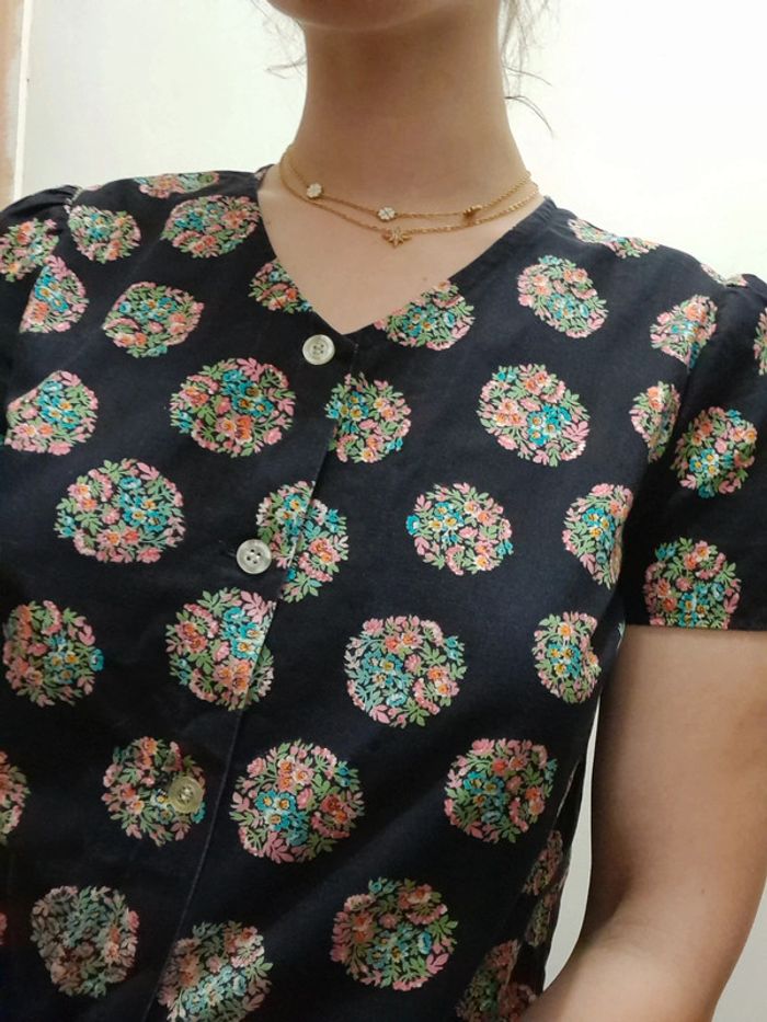 Blouse noir et fleurie manches bouffante taille m - photo numéro 4