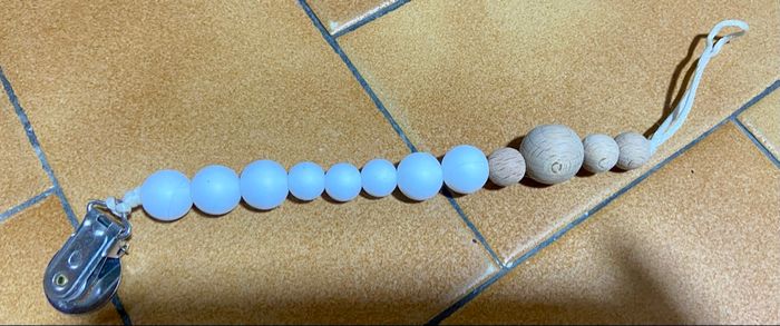 Attache tétine perle bois blanc