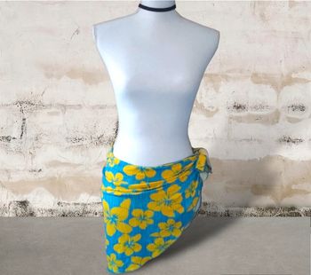 Joli paréo court  imprimé fleurs  tropicales bleu turquoise et jaune taille unique jusqu’au 40