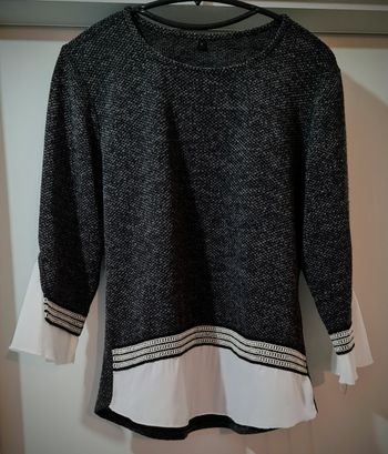 T. 36 - Haut gris chiné chic avec détails blancs – très bon état