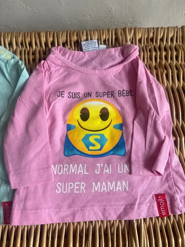 2 t-shirt manche longue Emoji 9mois en très bon état - photo numéro 3