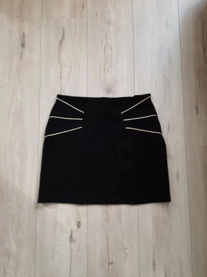 Jupe élastique noire et détail doré