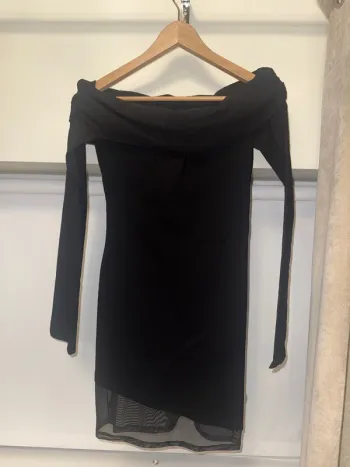 Off the shoulder women’s long sleeve black dress size small