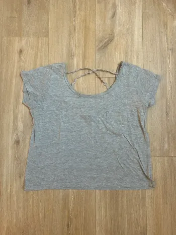 T-shirt gris dos nu
