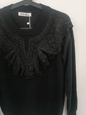 Pull noir dentelle noire et volants Taille M/L Neuf avec étiquette