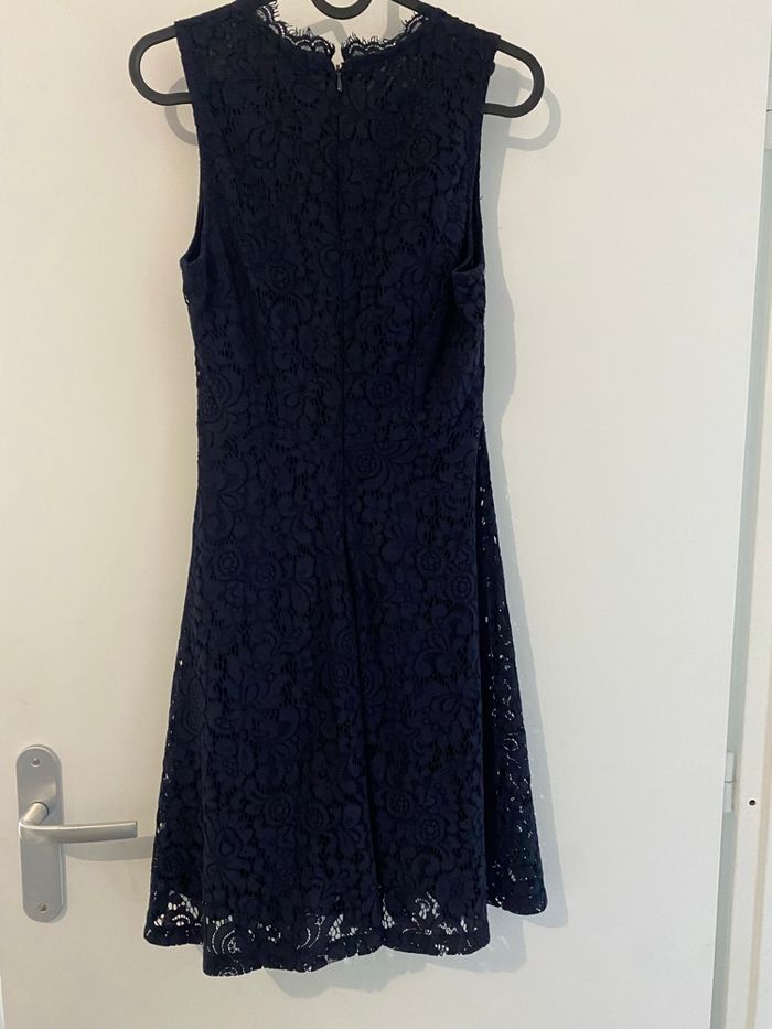 Robe élégante détail dentelle en parfait état - photo numéro 3