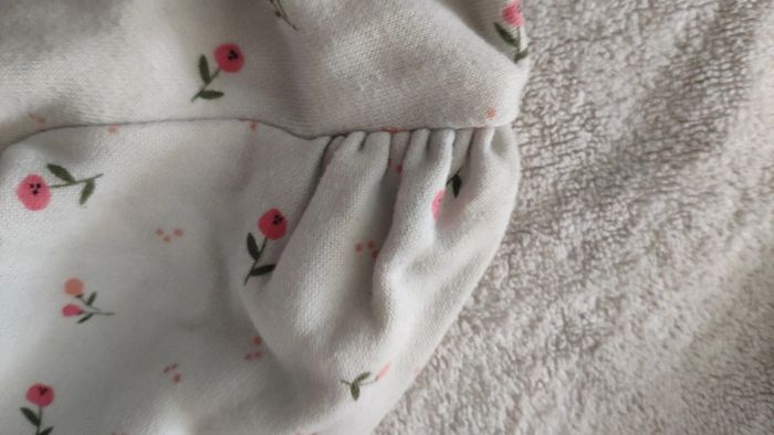 Pull Kiabi 8 ans fleurs - photo numéro 3