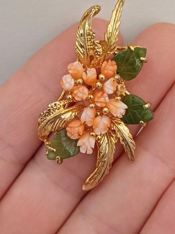 Broche vintage fleurs de corail et feuilles jad