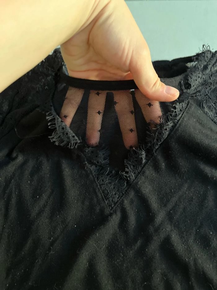 T-shirt noir avec dentelle - photo numéro 2