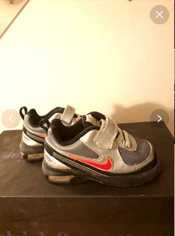 Baskets bébé NIKE taille 21 etat NEUF