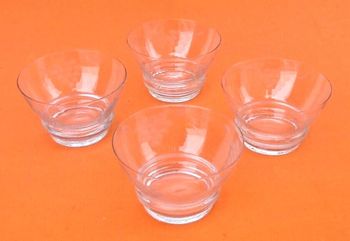 Années 1930 4 Coupes à Champagne Décor ciselé grappes de raisins