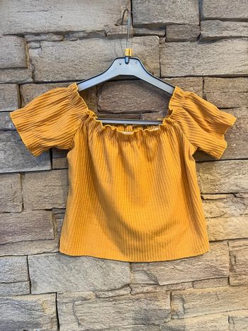 Crop top taille S correspond à un 8 ans