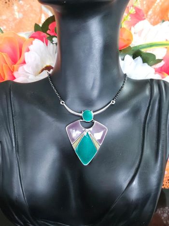 Collier avec sa pointe colorée