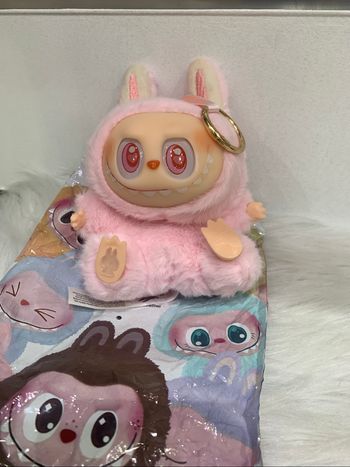 Figurine Labubu – The Monsters Have a Seat (rose)