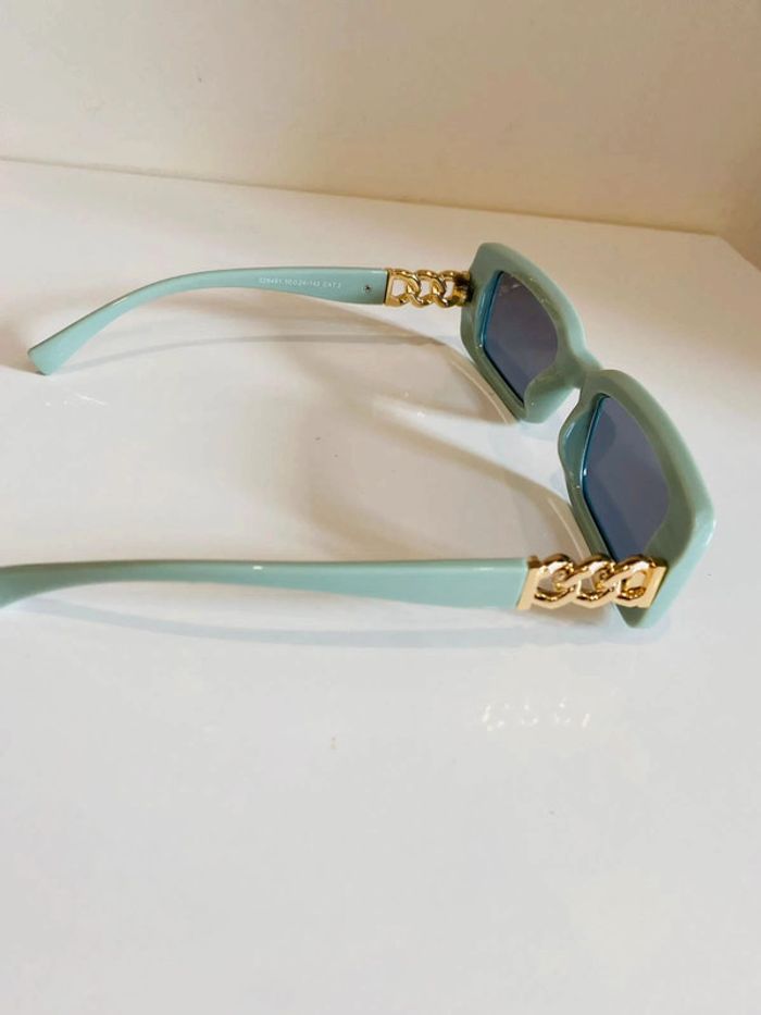 Lunette de soleil couleur vert pistache bras en chaîne dorée UV protection catégorie 2 taille small - photo numéro 6