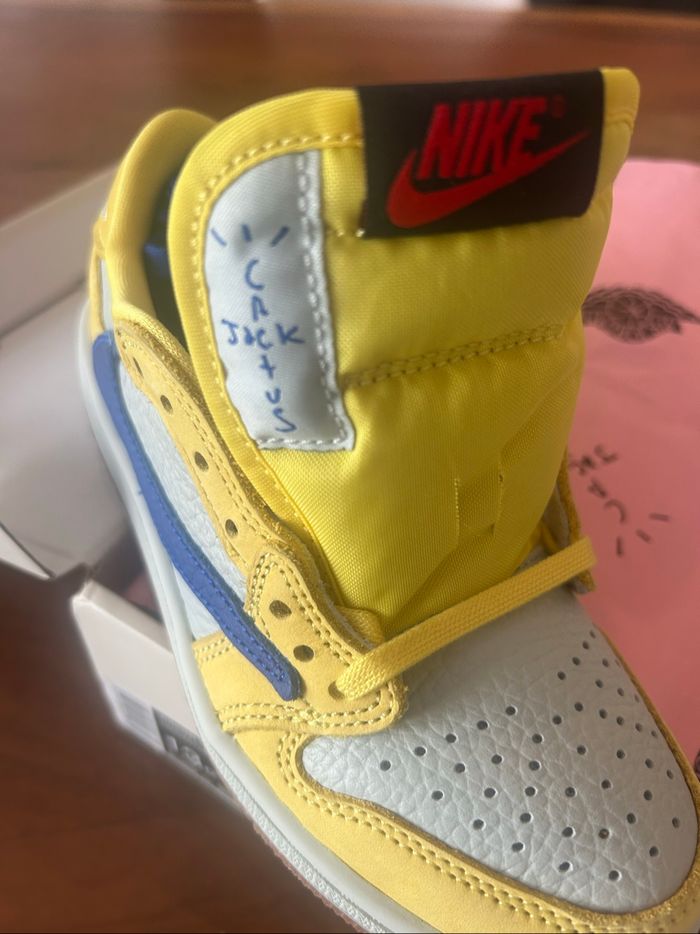 Jordan 1 Travis Scott taille 31 - photo numéro 3