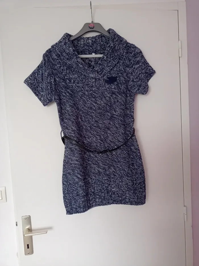 Robe bleue avec ceinture
