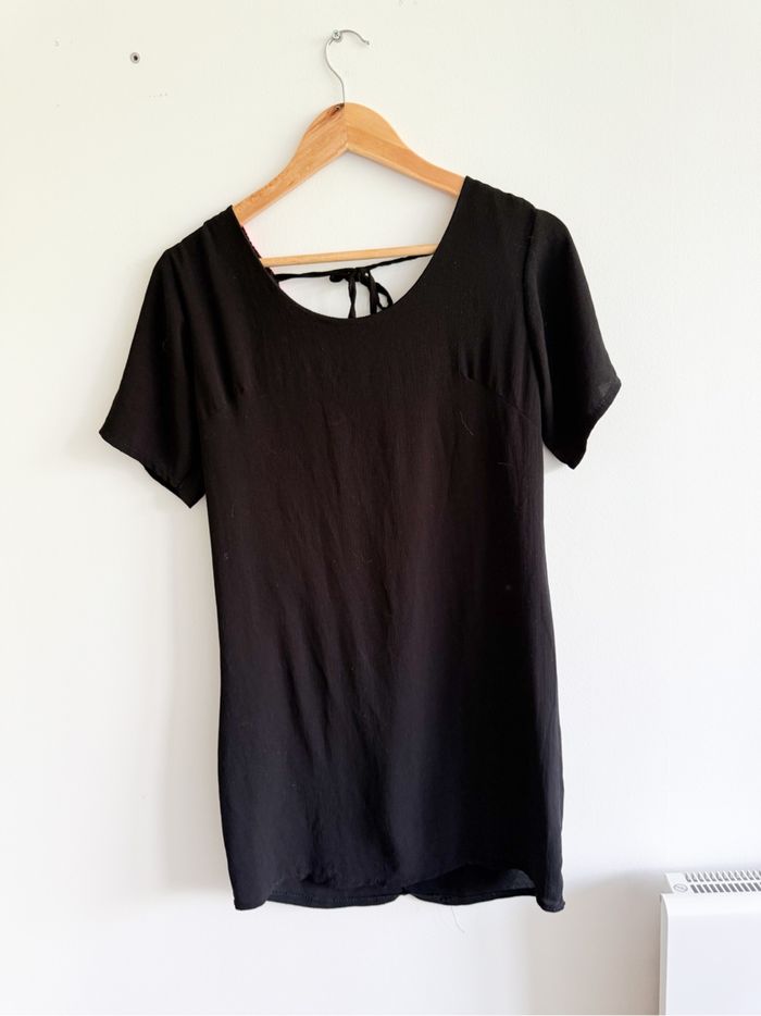 Robe manches courtes noir avec pompons fuchsia taille 36 S - photo numéro 2