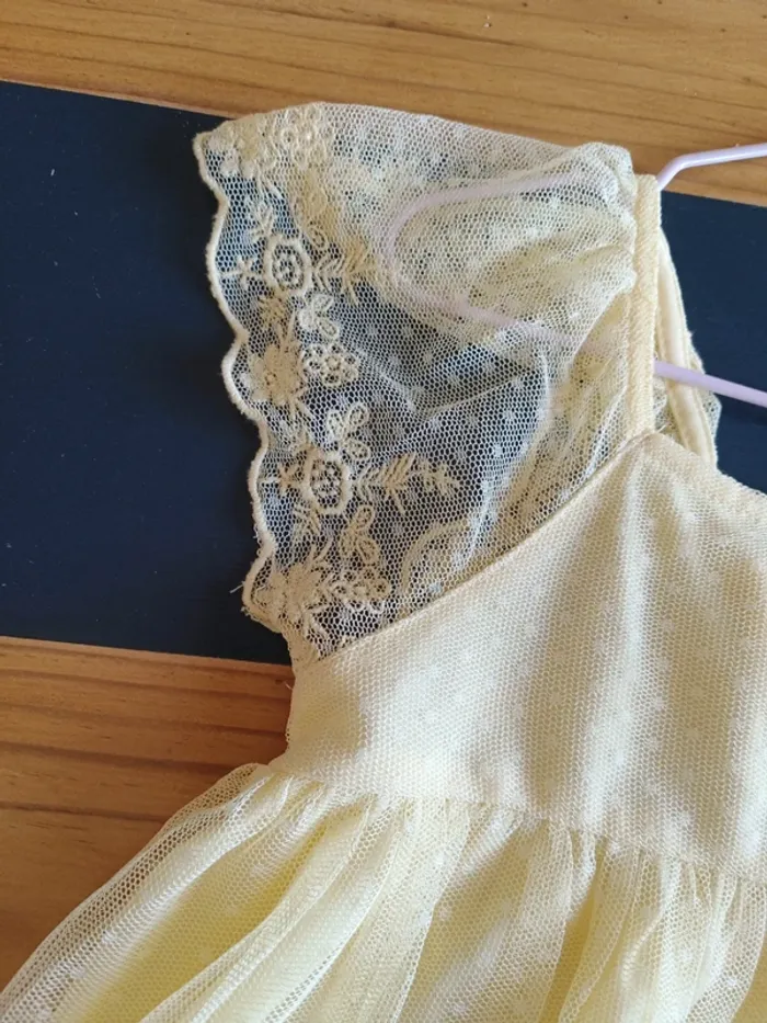 Magnifique robe dentelle jaune - photo numéro 3