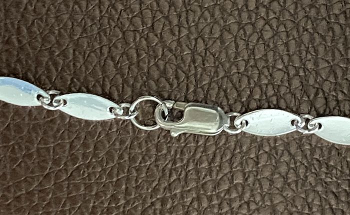 Collier maille fantaisie et pompons bleus - photo numéro 4