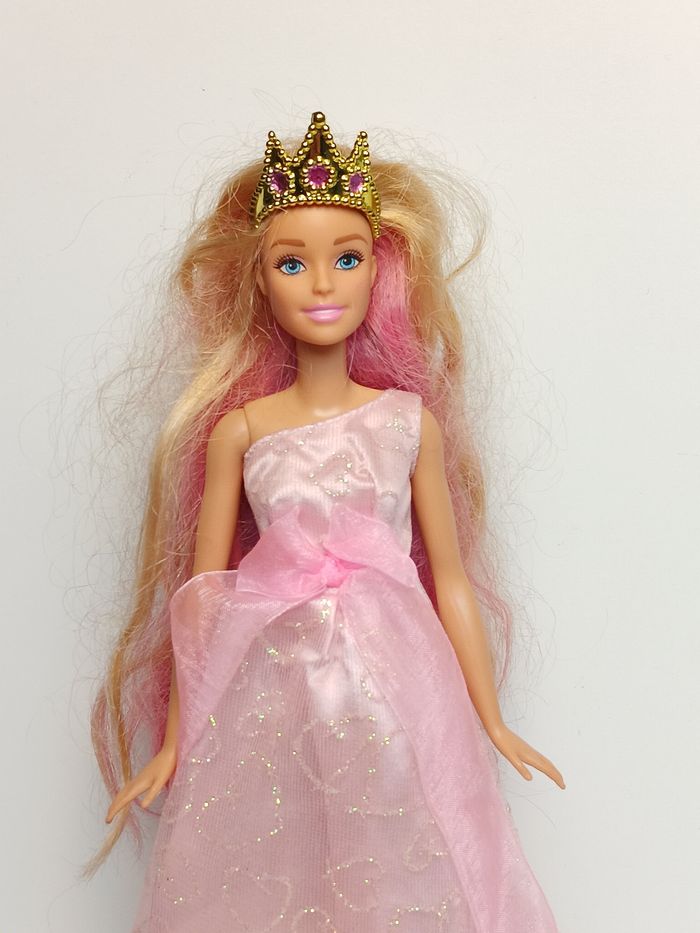 Poupée mattel barbie tenue reine du bal de promo
Poupée et ensemble compris - photo numéro 2