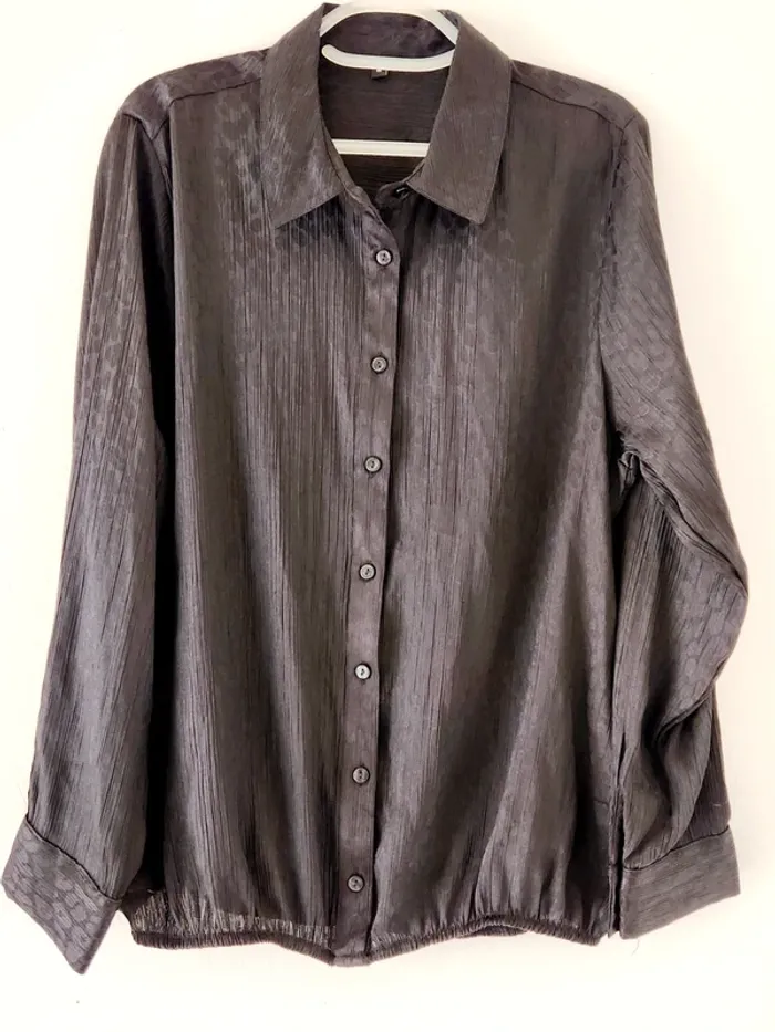 Chemise satinée noire effet plissé – Taille 46 motifs peau de - Main Image