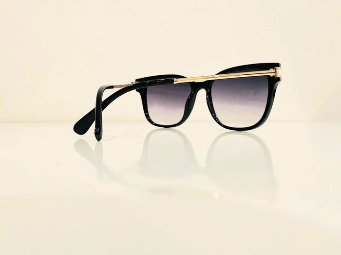 Lunette de soleil femme noire et dorée verres dégradés uvprotection catégorie 3 - photo numéro 3