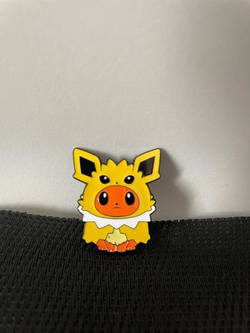 Pin’s Evoli eevee poncho Voltali jolteon Pokémon broche en  très bon état