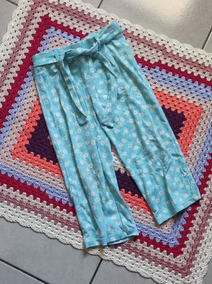 Pantalon bleu fleurie