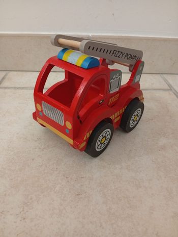 Camion de pompier en bois