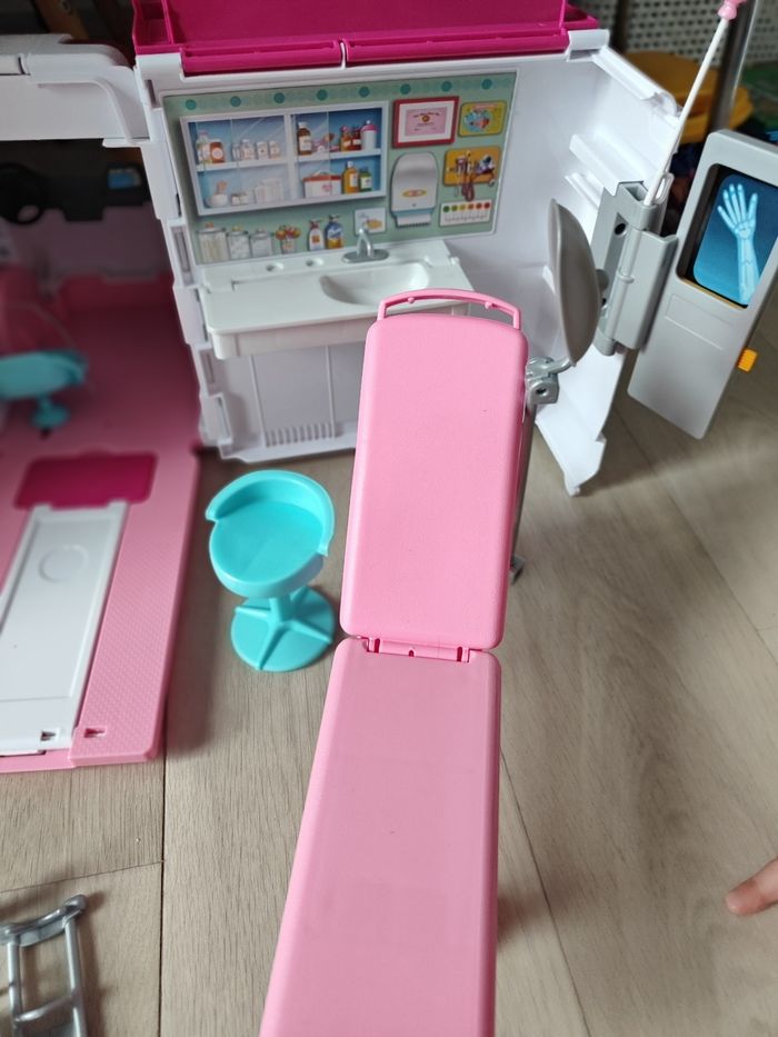 Ambulance barbie - photo numéro 5