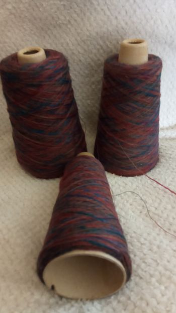 3 petites Bobines de Fil à Tricoter chinées, légèrement méchées (670g)