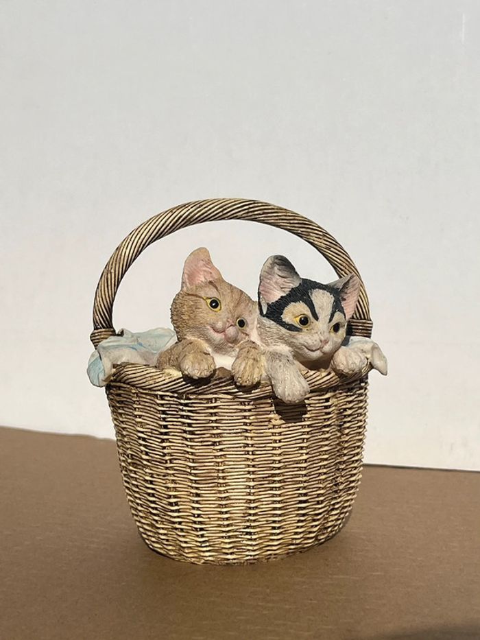 Figurine panier anse avec 2 chats et draps - photo numéro 2