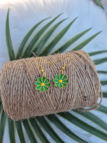 Boucles d’oreilles fleurs en metal verte et jaune 🌼 💚💛 #Bijoux #Fleurs #Metal