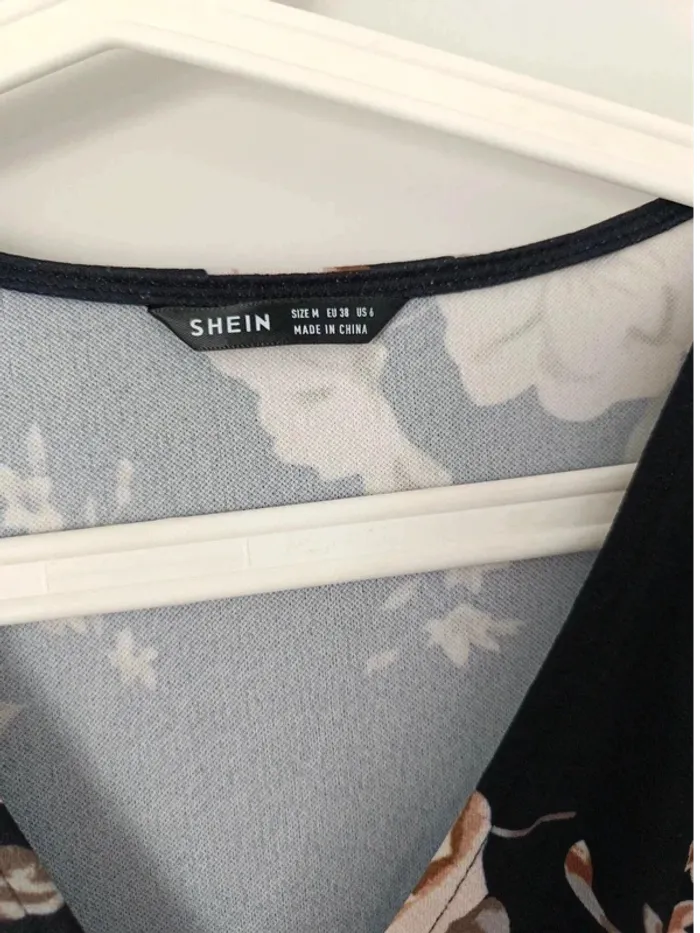 Belle robe courte  fleurie en taille Medium - photo numéro 2