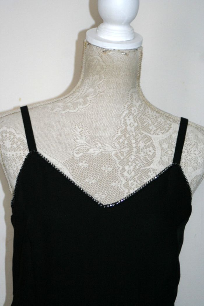 Petite robe noire avec brillants au décolleté - photo numéro 2