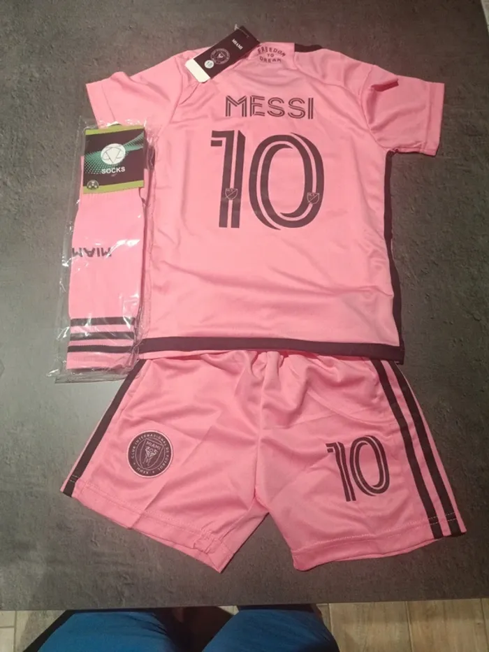 Tenue foot Léo Messi Inter Miami rose. T.18