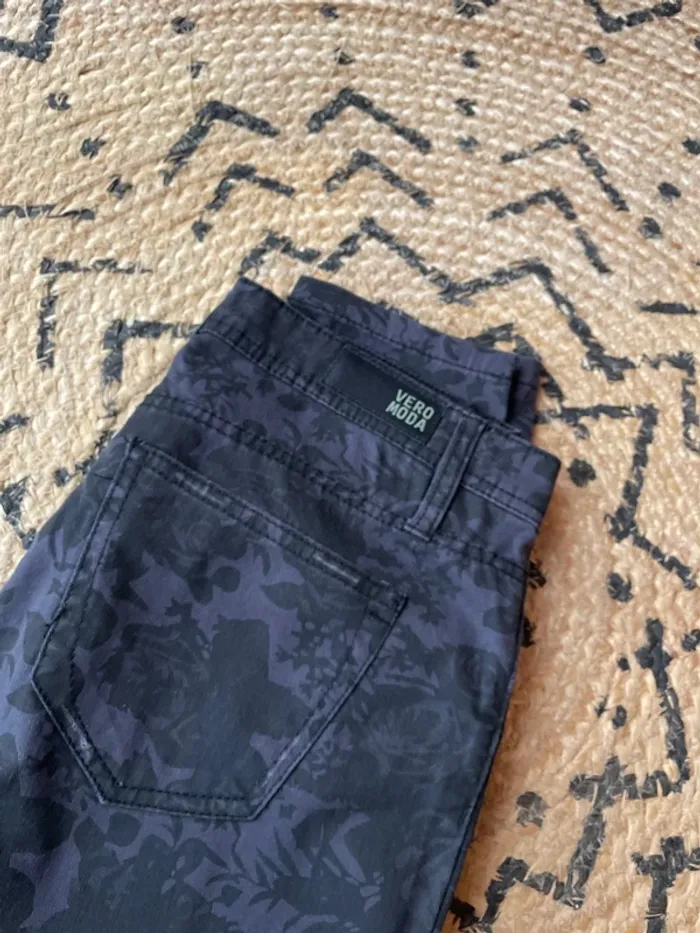 Pantalon skinny noir impression fleurs - photo numéro 4