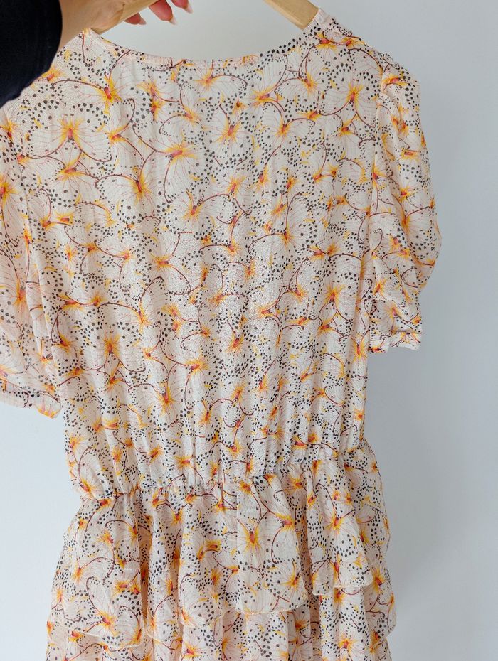 Robe estivale à volant
Look romantique, bohème 
Imprimé fleuri, couleur beige abricot
Taille 38 M
Très bon état - photo numéro 9