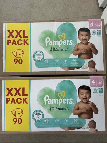 Lot de deux cartons de couches, taille quatre Pampers Harmon